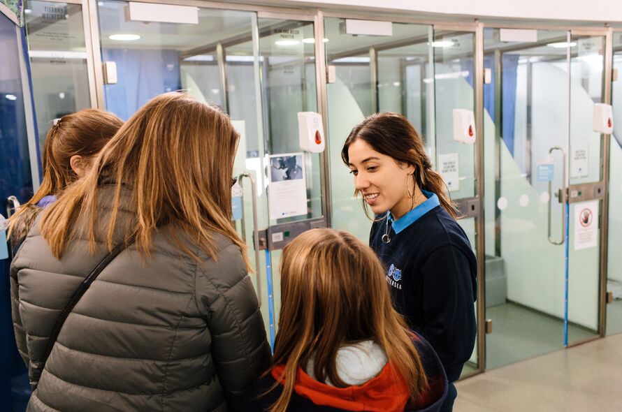 ¼ϲʿ staff showing members of the public around the London cattery